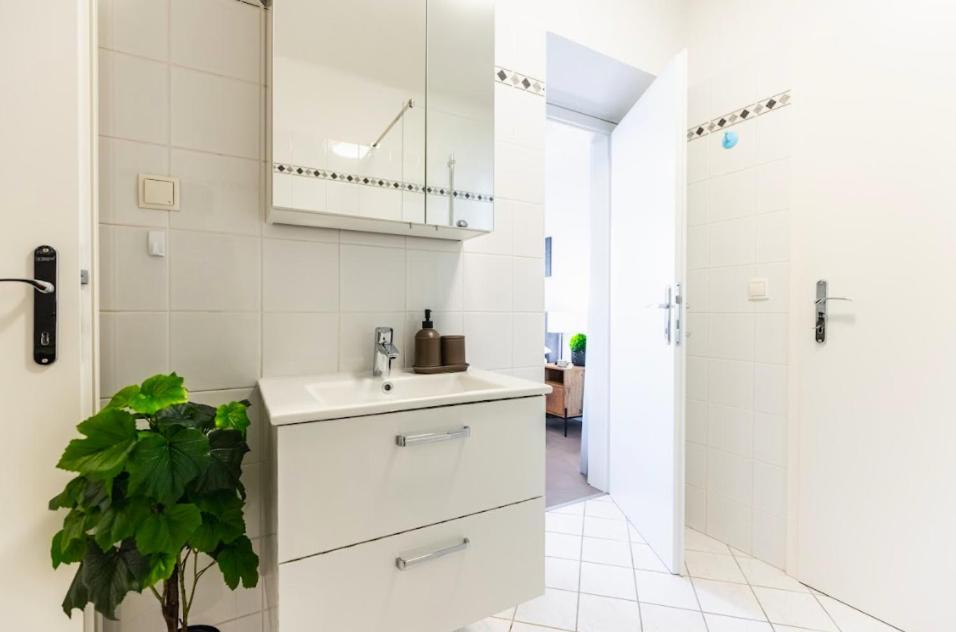 Experience Central Vienna From A Stylish And Modern Apartment Exterior photo